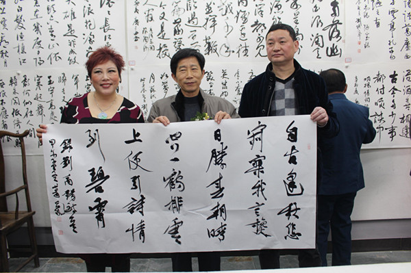 图为书法家葛昌永(中)挥毫后与读墨堂主人王斌(右)合影